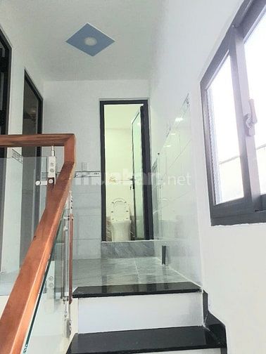 Nhà đẹp, sát MT, Hẻm 690 Nguyễn Duy, P12,Q8. 5,7m/NHx5,8m,1trệt, 1lầu.