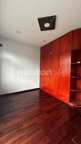 Cho thuê nhà MT 188 Nguyễn Thái Sơn DT 182m2 1 trệt 3 lầu. Giá: 28 tr