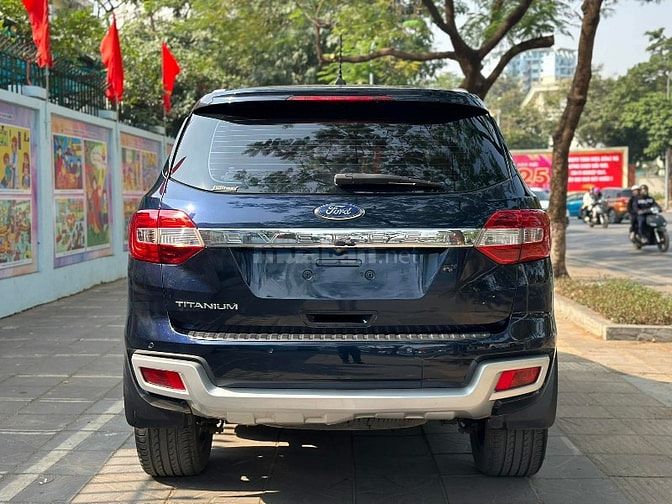 Cần Bán Xe Ford Everest Titanium 4x2 sx 2021 zin đét 100% quá đẹp.