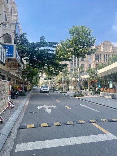 Nhà phố thương mại đối diện công viên nhạc nước Đường Số 8 Cityland