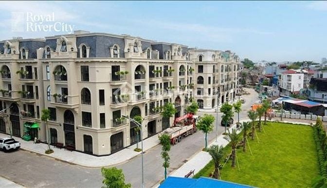 Căn liền kề 5 tầng dự án Royal Riiver City 80 Hạ Lý. Hướng Nam.Gia tốt