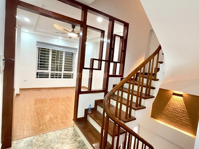 Nhà dân thoáng trước sau-Ôtô 7 chỗ đỗ cửa phố Lê Trọng Tấn 40m2*5 Tầng
