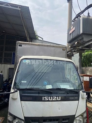 cần bán xe tải hiệu ISUZU đã qua sử dụng màu bạc 