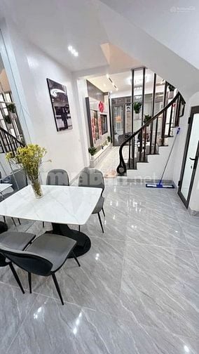 Nhà mới đẹp ở ngay Xuân Thủy 4 tầng 42m2, 50m ra ô tô, nội thất xịn 