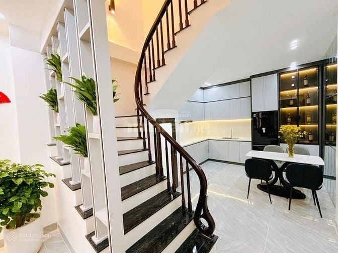 Nhà mới đẹp ở ngay Xuân Thủy 4 tầng 42m2, 50m ra ô tô, nội thất xịn 