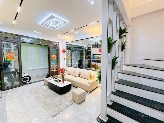 Nhà mới đẹp ở ngay Xuân Thủy 4 tầng 42m2, 50m ra ô tô, nội thất xịn 