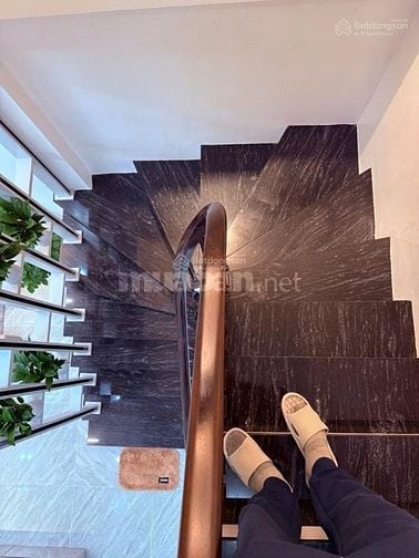 Nhà mới đẹp ở ngay Xuân Thủy 4 tầng 42m2, 50m ra ô tô, nội thất xịn 