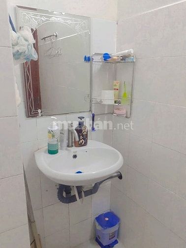 CHO THUÊ PHÒNG BAN CÔNG, LẦU 1, WC RIÊNG, KỆ BẾP, MÁY LẠNH GIÁ 2TR7 