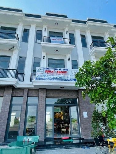 Chủ ngộp, bán gấp lô 100m2 mặt tiền 22m, hướng thẳng ra chợ Hưng Long