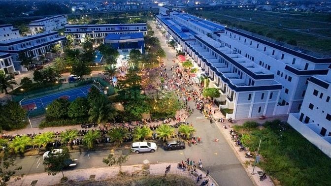 Chủ ngộp, bán gấp lô 100m2 mặt tiền 22m, hướng thẳng ra chợ Hưng Long