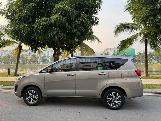 Bán xe Innova 2021, số sàn, xe đẹp nguyên hãng, được bảo dưỡng dầy đủ