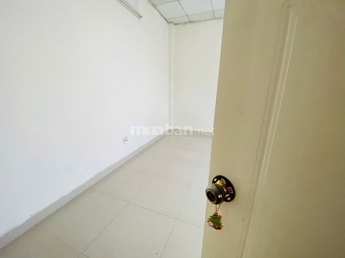 Phòng rộng 32m2, có WC trong phòng, tách bếp, giá ưu đãi 