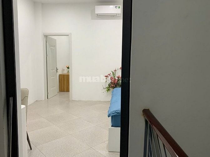 Cho thuê căn hộ ngõ 210 Đội Cấn, 100m2, 2 ngủ, full đồ 