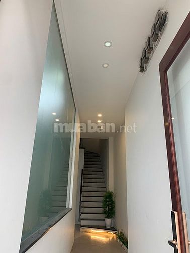 Cho thuê căn hộ ngõ 210 Đội Cấn, 100m2, 2 ngủ, full đồ 