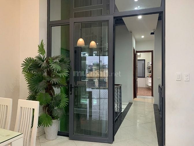 Cho thuê căn hộ ngõ 210 Đội Cấn, 100m2, 2 ngủ, full đồ 