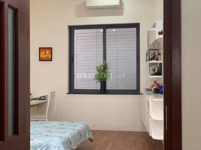 Cho thuê căn hộ ngõ 210 Đội Cấn, 100m2, 2 ngủ, full đồ 