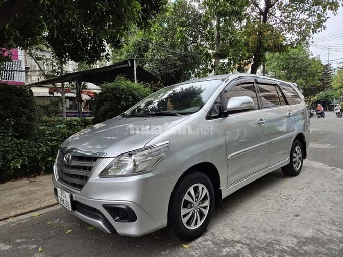 Cần bán Innova E (2.0L) 2015MT, màu bạc, gđ sử dụng mới 95%.