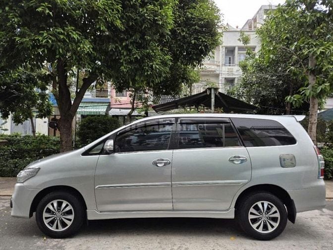 Cần bán Innova E (2.0L) 2015MT, màu bạc, gđ sử dụng mới 95%.