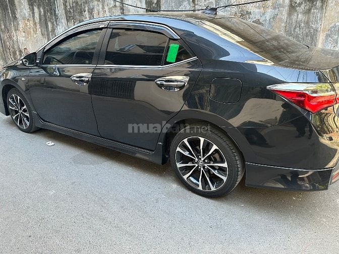 Cty gia đình bán xe Toyota Altis 1.8V màu đen model 2021