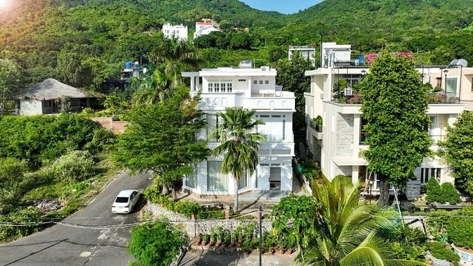 Biệt thự đồi view biển cực đẹp tại Nha Trang - Giá chỉ bằng giá đất!