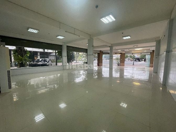 Cho thuê nhà gần quảng trường với DT 900 m2