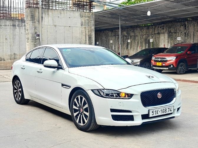 Jaguar XE 2.0T model 2016 nhập anh quốc