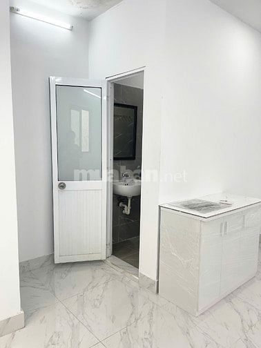 Phòng trống mới rộng 30m2 cửa sổ trời Út Tịch Tân Bình chỉ 4 triệu200k