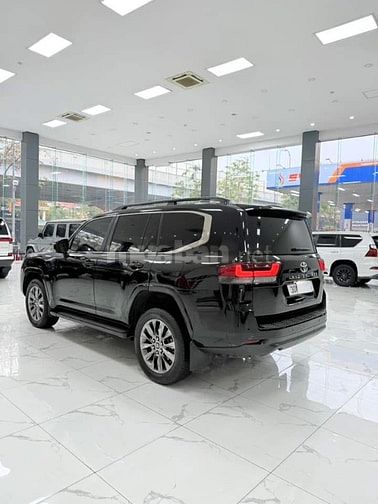 Toyota Land Cruiser LC300 sản xuất 2022, 1 chủ Hà Nội.