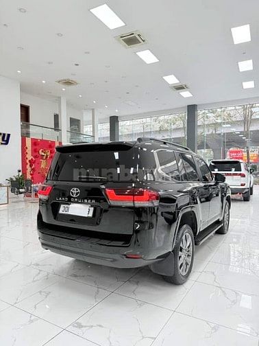 Toyota Land Cruiser LC300 sản xuất 2022, 1 chủ Hà Nội.