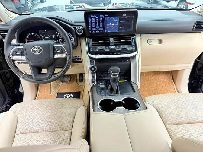 Toyota Land Cruiser LC300 sản xuất 2022, 1 chủ Hà Nội.