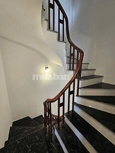 Bán nhà đẹp 6 tầng 35m2 phố Chu Huy Mân giá chỉ 4.9 tỷ