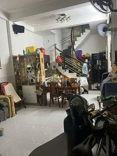 Bán gấp nhà riêng tại đường Lạc Long Quân, Quận Tân Bình, DTSD 111.6m2