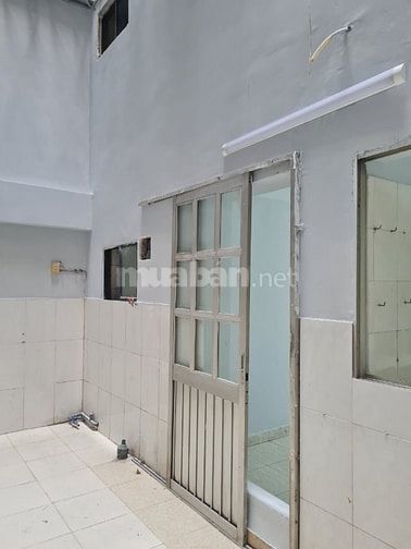 Căn hộ trệt SIÊU LỚN ngay trung tâm Q5 (150m2), giá RẺ vừa ở vừa SXKD