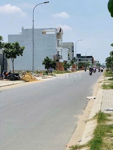 BÁN ĐẤT MẶT TIỀN KINH DOANH, LỘ GIỚI 20M ĐƯỜNG NHỰA. GẦN SIÊU THỊ 