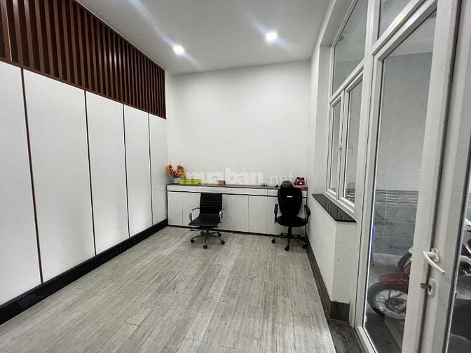 Cho thuê nguyên căn Biệt Thự 3 lầu sân thượng nội thất cao cấp 10x20m