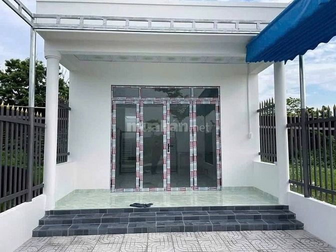 Hàng ngộp cần bán căn nhà 100m2 MT đường kinh doanh ở Củ Chi giá 750tr