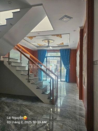 có căn nhà phố mới xây đẹp đẽ , cần bán DT 45m2/ 2ty7, có ban công 