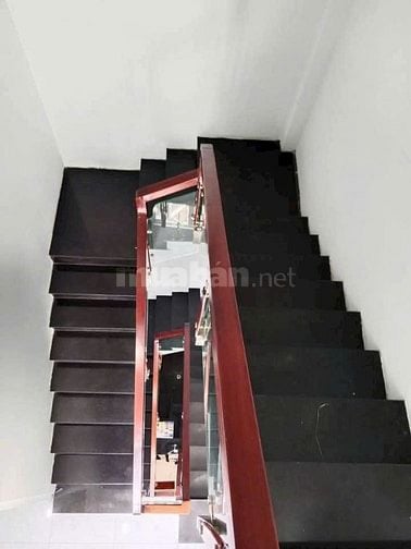 Cho Thuê Nhà 1 trêt 2 lầu, sau 1 căn MT LVT. Nhà mới đẹp, giá 10tr/th