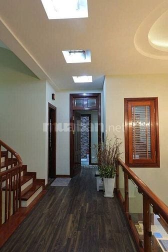 Cần cho thuê tòa nhà 5 tầng diện tích 1 tầng 90 m2, 4 phòng ngủ, 