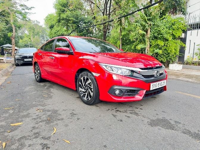 Honda Civic 1.8E Vin 2018 màu đỏ xe cực đẹp 