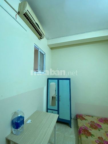 Phòng 16m2-  , Cửa sổ thoáng mát . HUỲNH VĂN BÁNH -PHÚ NHUẬN