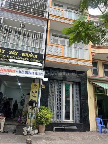 Bán gấp nhà MTNB 8m Lạc Long Quân P3 Q11.