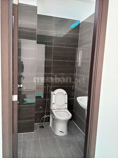 Nhà có phòng ngủ tầng trệt, 5 phòng , hẻm thông