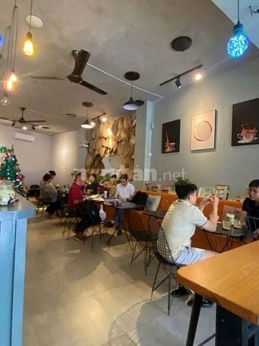 Mình sang quán cà phê mặt tiền đường khu k300 Phường 12 , Quận Tân Bìn