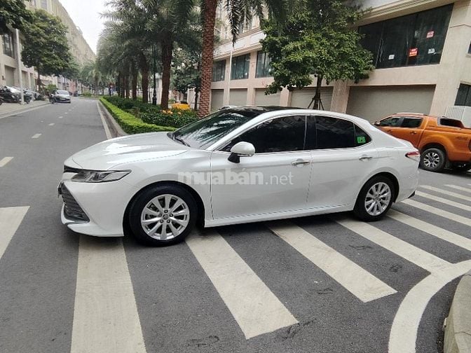 chính chủ bán toyota CAMRY 2,0G sản xuất 2020 như mới