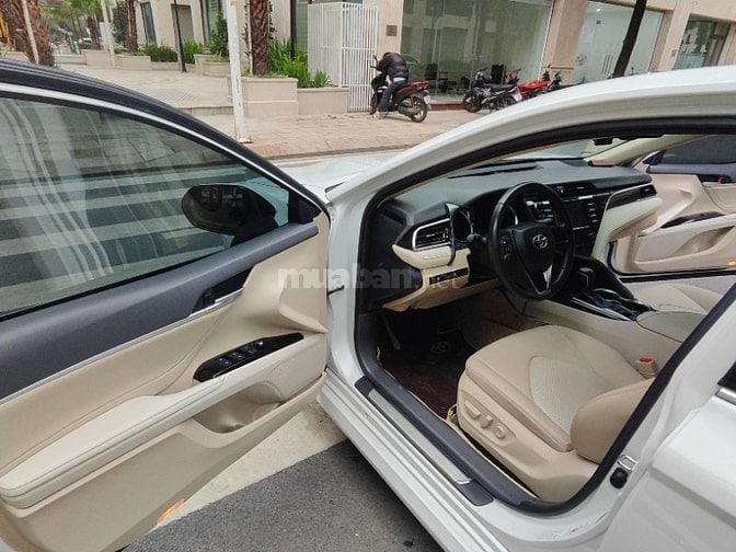 chính chủ bán toyota CAMRY 2,0G sản xuất 2020 như mới