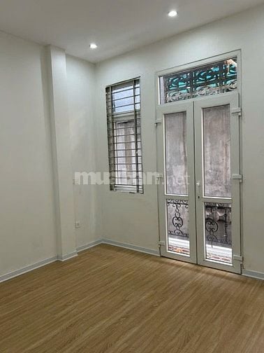 Cho thuê nhà nguyên căn ngõ 318 Đê La Thành, 40m2x 4 tầng 