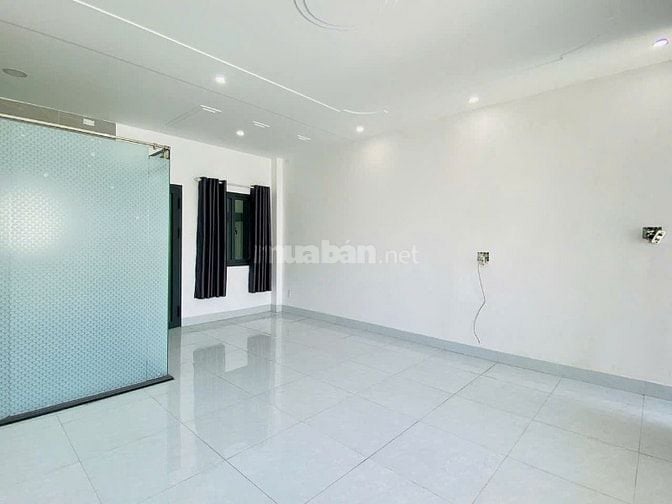 Kẹt tiền bán gấp nhà 5x19m thang máy kính, HXH Phạm Văn Chiêu chỉ 9,7T