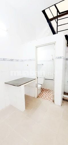 Phòng trọ trong dãy trọ ít phòng, bếp wc riêng, gác suốt trần cao, đẹp