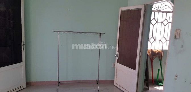 Phòng riêng, thoáng, cửa sổ, ban công, lối đi riêng, 27m2. Giá 4.2T